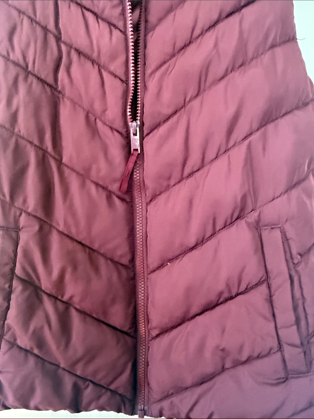 GAP Quilted Vest in Maroon medium - Picture 4 of 6